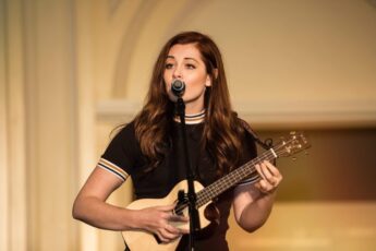 Mandy Harvey singing with a ukulele
