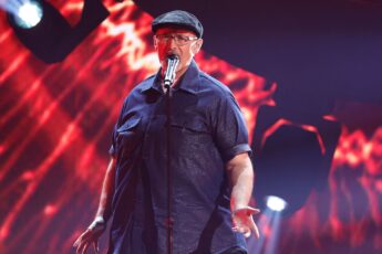 Richard Goodall singing on stage