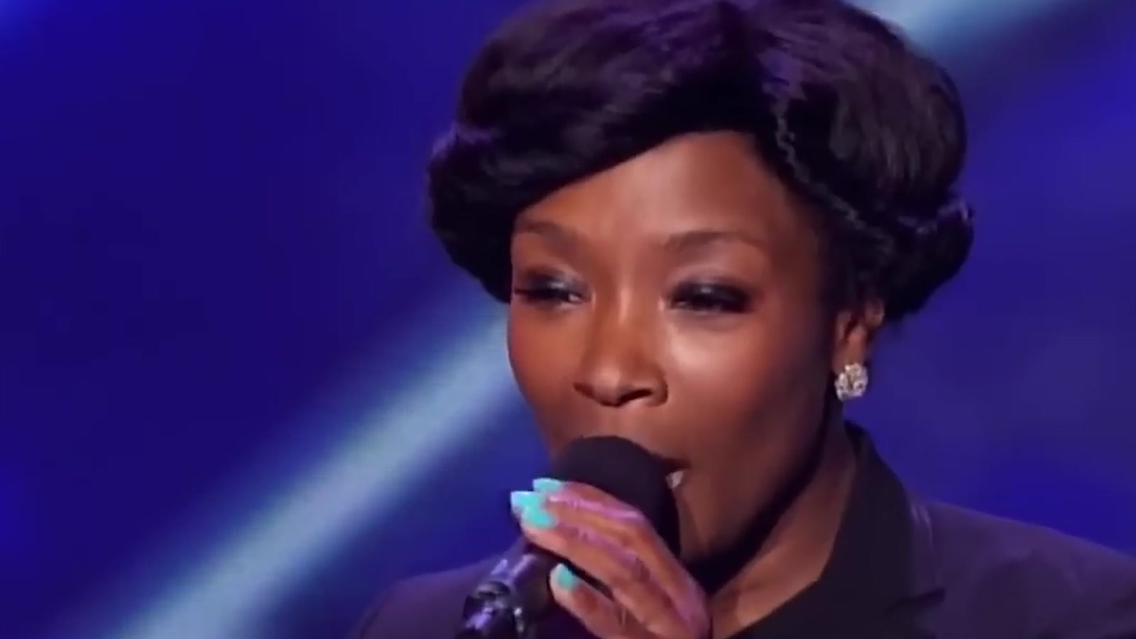 Denise Weeks singing at her X Factor USA audition
